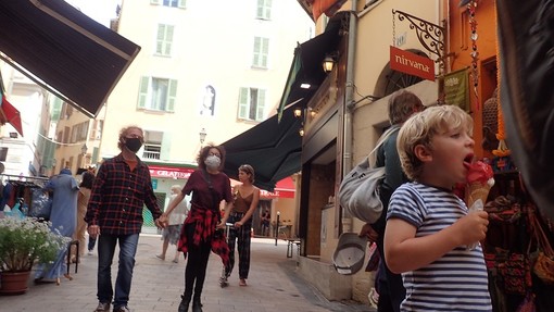 Bambino con gelato nel Vieux Nice, foto di Ghjuvan Pasquale Bambino con gelato nel Vieux Nice, foto di Ghjuvan Pasquale