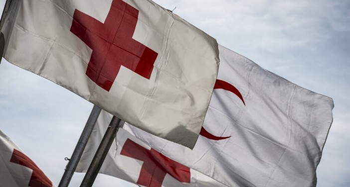 Bandiere della Croce Rossa e Mezzaluna Rossa Bandiere della Croce Rossa e Mezzaluna Rossa