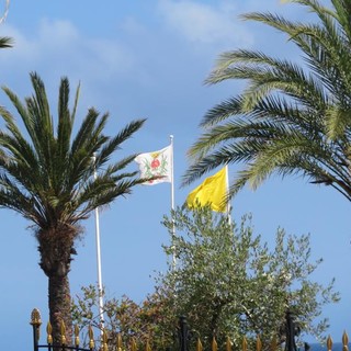 Bandiere sulle spiagge di Nizza