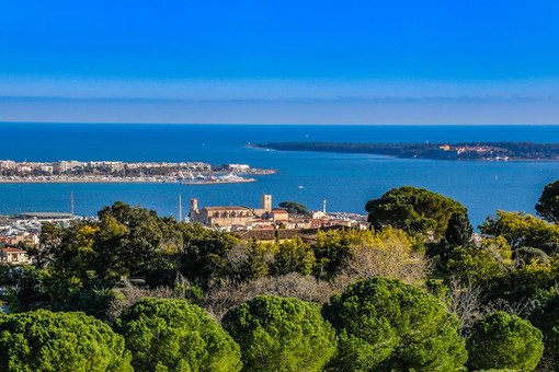 Baie de Cannes , le Suquet, les îles de Lérins (c) Mairie de Cannes Baie de Cannes , le Suquet, les îles de Lérins (c) Mairie de Cannes