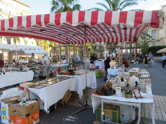 Brocante in Cours Saleya a Nizza