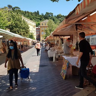 Brocante a Nizza in Cours Saleya, foto di archivio di Ghjuvan Pasquale