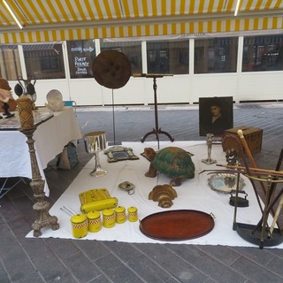 Tanti oggetti, tante curiosità: i marché à la brocante in Costa Azzurra