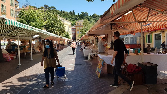 Brocante a Nizza in Cours Saleya, foto di archivio di Ghjuvan Pasquale Brocante a Nizza in Cours Saleya, foto di archivio di Ghjuvan Pasquale