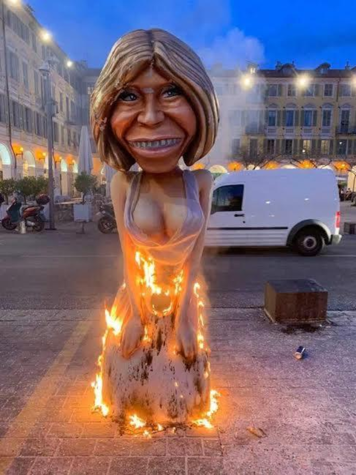 La grosse tête di Brigitte Macron che brucia in Place Garibaldi (Twitter) La grosse tête di Brigitte Macron che brucia in Place Garibaldi (Twitter)