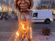 La grosse tête di Brigitte Macron che brucia in Place Garibaldi (Twitter)