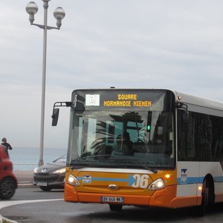 Bus sulla Promenade a Nizza