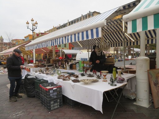 Tanti oggetti, tante curiosità: i marché à la brocante in Costa Azzurra Tanti oggetti, tante curiosità: i marché à la brocante in Costa Azzurra