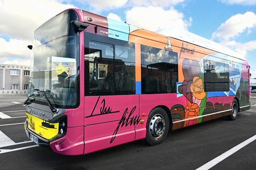 Uno dei bus di Cannes rivestito con le opere di Valerio Adami c Mairie de Cannes Uno dei bus di Cannes rivestito con le opere di Valerio Adami c Mairie de Cannes