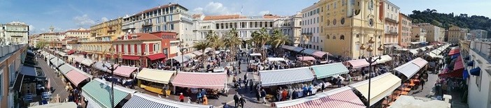 Brocante in Cours Saleya a Nizza Brocante in Cours Saleya a Nizza