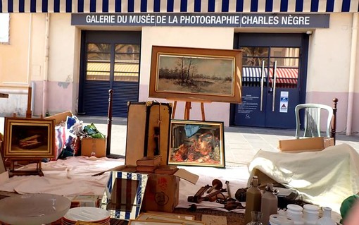 Brocante in Cours Saleya a Nizza, fotografia di Ghjuvan Pasquale