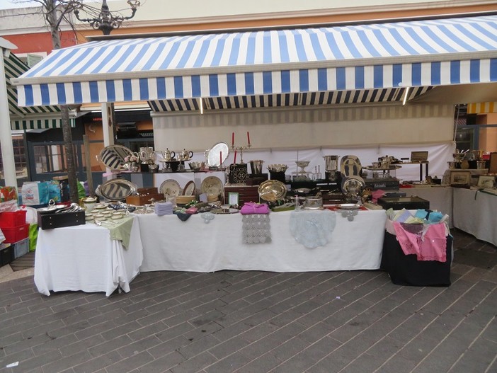 Tanti oggetti, tante curiosità: i marché à la brocante in Costa Azzurra Tanti oggetti, tante curiosità: i marché à la brocante in Costa Azzurra