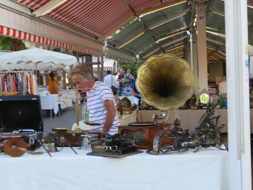 Tanti oggetti, tante curiosità: i marché à la brocante in Costa Azzurra Tanti oggetti, tante curiosità: i marché à la brocante in Costa Azzurra