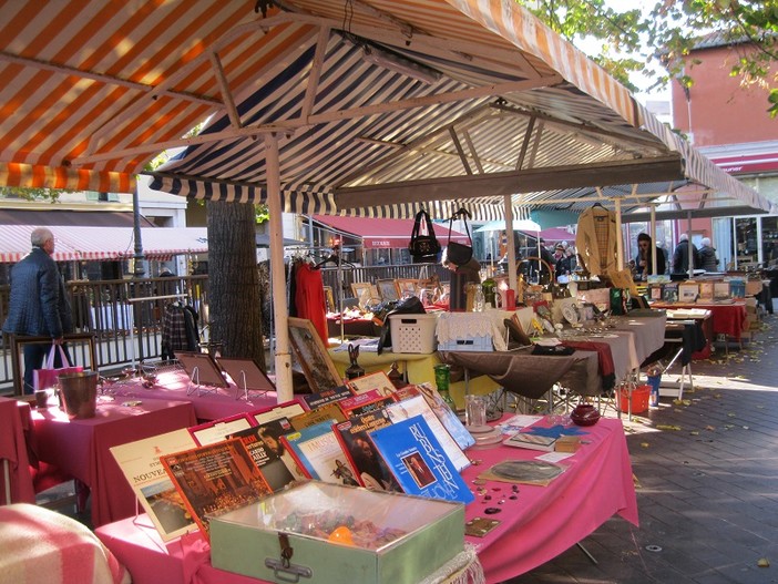 Brocante in Cours Saleya a Nizza Brocante in Cours Saleya a Nizza