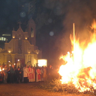 Un gozzo viene bruciato davanti alla Chiesa ogni vigilia in memoria della Santa Patrona
