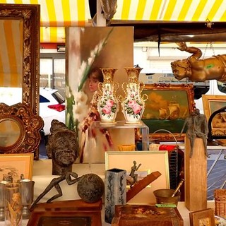 Brocante in Cours Saleya a Nizza, fotografia di Ghjuvan Pasquale