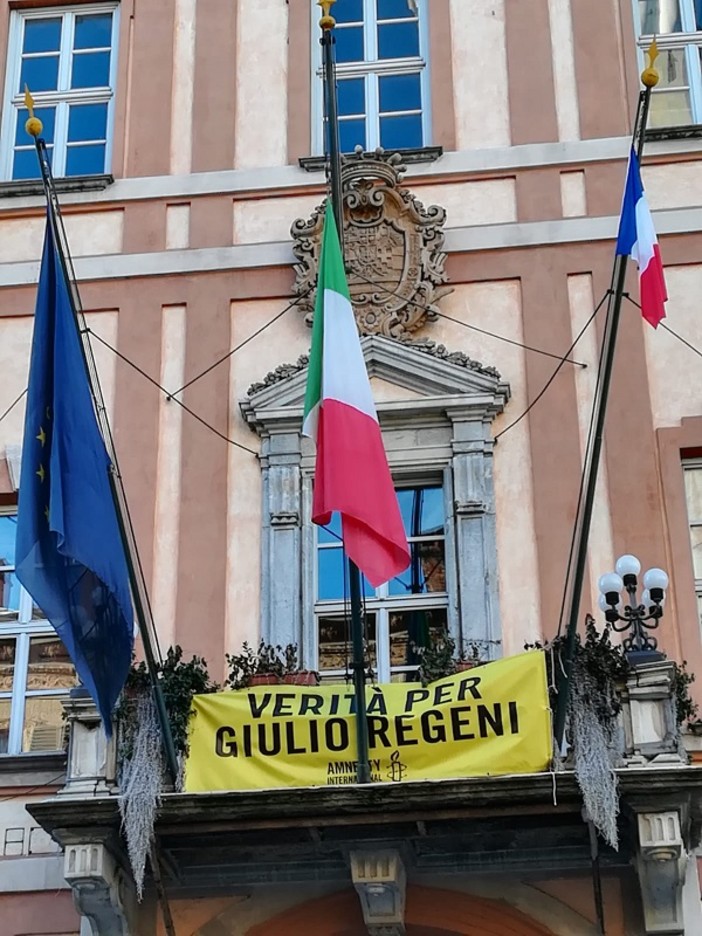 La bandiera francese a fianco di quella italiana e di quella europea esposta davanti al Municipio di Cuneo