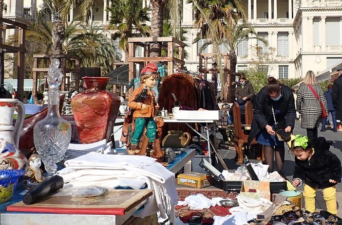 Brocante in Cours Saleya a Nizza, fotografia di Ghjuvan Pasquale