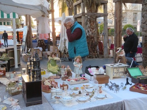 Brocantes in Cours Saleya Brocantes in Cours Saleya