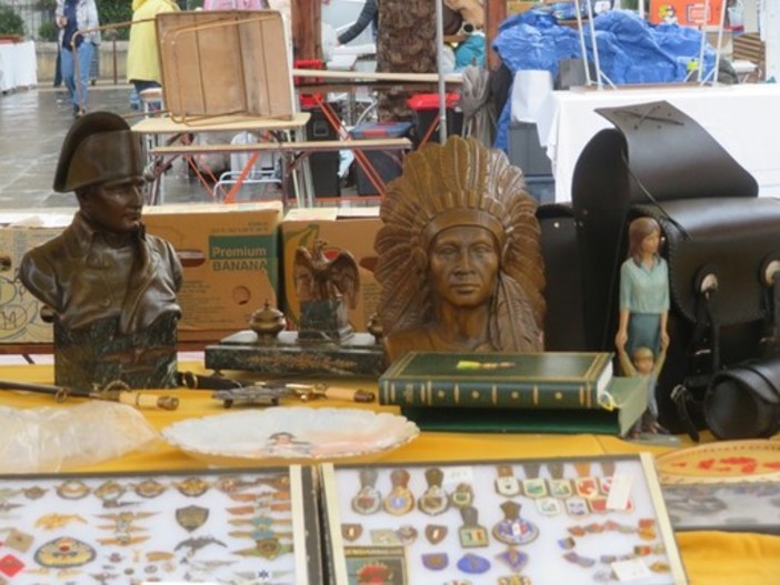 Tanti oggetti, tante curiosità: i marché à la brocante in Costa Azzurra Tanti oggetti, tante curiosità: i marché à la brocante in Costa Azzurra