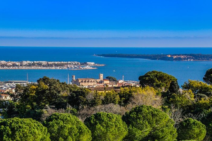 Baie de Cannes , le Suquet, les îles de Lérins (c) Mairie de Cannes Baie de Cannes , le Suquet, les îles de Lérins (c) Mairie de Cannes