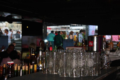 Il ritmo del Sudafrica nel cuore di Monte-Carlo. Jason Hartman suona alla Brasserie Il ritmo del Sudafrica nel cuore di Monte-Carlo. Jason Hartman suona alla Brasserie