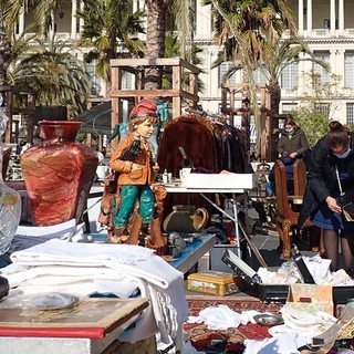 Brocante in Cours Saleya a Nizza, fotografia di Ghjuvan Pasquale