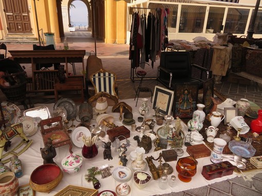 Tanti oggetti, tante curiosità: i marché à la brocante in Costa Azzurra Tanti oggetti, tante curiosità: i marché à la brocante in Costa Azzurra