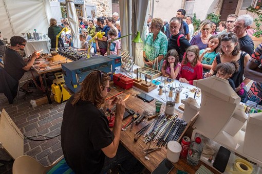 A Biot il vetro prende fuoco: tre giorni nella città dove la materia diventa arte (Foto) A Biot il vetro prende fuoco: tre giorni nella città dove la materia diventa arte (Foto)
