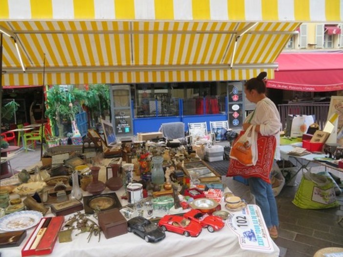 Tanti oggetti, tante curiosità: i marché à la brocante in Costa Azzurra Tanti oggetti, tante curiosità: i marché à la brocante in Costa Azzurra