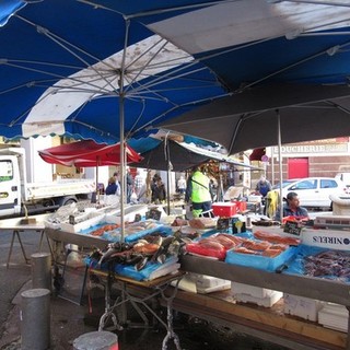 Banchi del pesce in Place Saint François prima dei lavori
