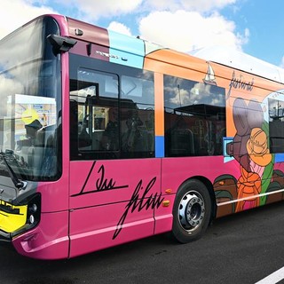 Uno dei bus di Cannes rivestito con le opere di Valerio Adami c Mairie de Cannes