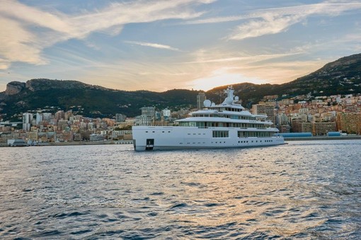 Luminosity, giga yacht di Benetti e il più grande yacht ibrido esistente, è approdato a Monaco per il fine settimana del Gran Premio di F1