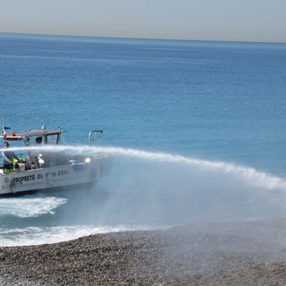 Nizza: la barca che lava le spiagge, certezza per i mattinieri e sorpresa per gli altri