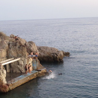 Rauba Capeu, Bains de la Police
