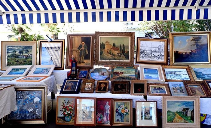 Brocante in Cours Saleya a Nizza, fotografia di Ghjuvan Pasquale
