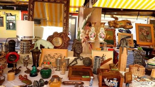 Brocante in Cours Saleya a Nizza, fotografia di Ghjuvan Pasquale