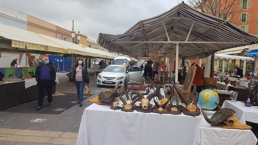 Cours saleya, marché à la brocante, fotocronaca di Ghjuvan Pasquale Cours saleya, marché à la brocante, fotocronaca di Ghjuvan Pasquale