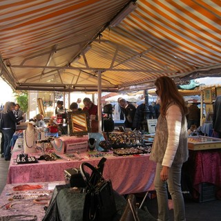 Tanti marché à la brocante questo week end in Costa Azzurra
