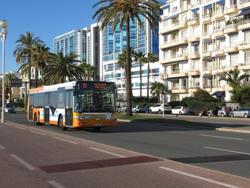Bus a Nizza sulla Promenade des Anglais