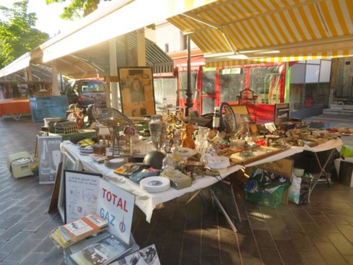 Tanti oggetti, tante curiosità: i marché à la brocante in Costa Azzurra Tanti oggetti, tante curiosità: i marché à la brocante in Costa Azzurra