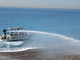 Nizza: la barca che lava le spiagge, certezza per i mattinieri e sorpresa per gli altri