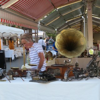 Tanti oggetti, tante curiosità: i marché à la brocante in Costa Azzurra