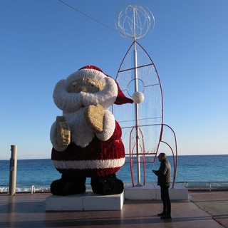 Babbo Natale &quot;spaziale&quot; davanti all'Ospedale Lenval a Nizza