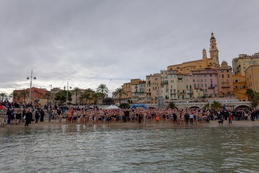 Anche alcuni eletti al tradizionale bagno invernale di capodanno di Mentone