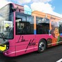Uno dei bus di Cannes rivestito con le opere di Valerio Adami c Mairie de Cannes