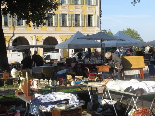 Brocante in Place Garibaldi a Nizza