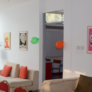 Le opere di Houda Bakkali riempiono di colori le pareti dell'Alliance Française in Bahrain