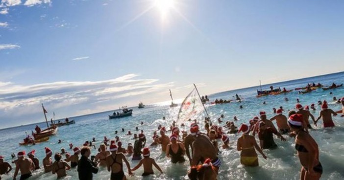 Rito d’acqua e di festa: a Nizza il Natale comincia con un tuffo