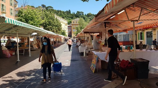 Brocante a Nizza in Cours Saleya, foto di archivio di Ghjuvan Pasquale Brocante a Nizza in Cours Saleya, foto di archivio di Ghjuvan Pasquale